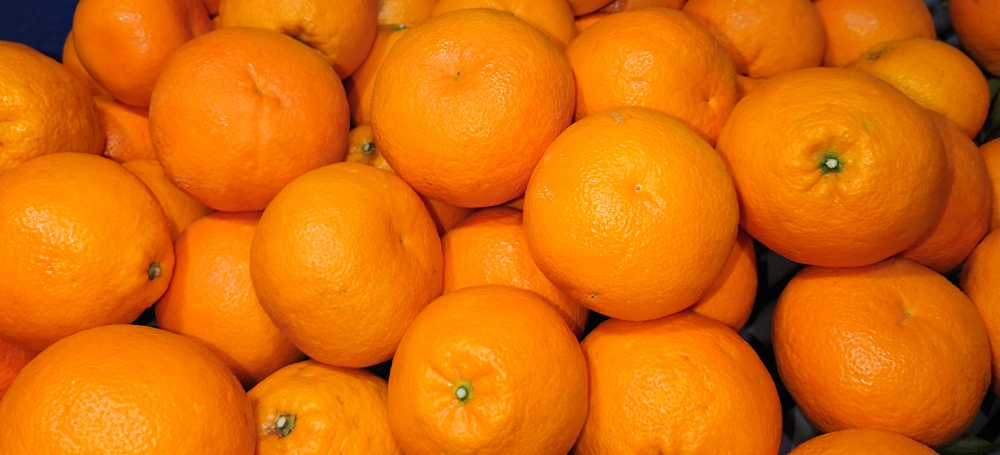 ほんのり甘く、すっぱくて皮をむくだけでさわやかな香りにつつまれる魅惑の柑橘